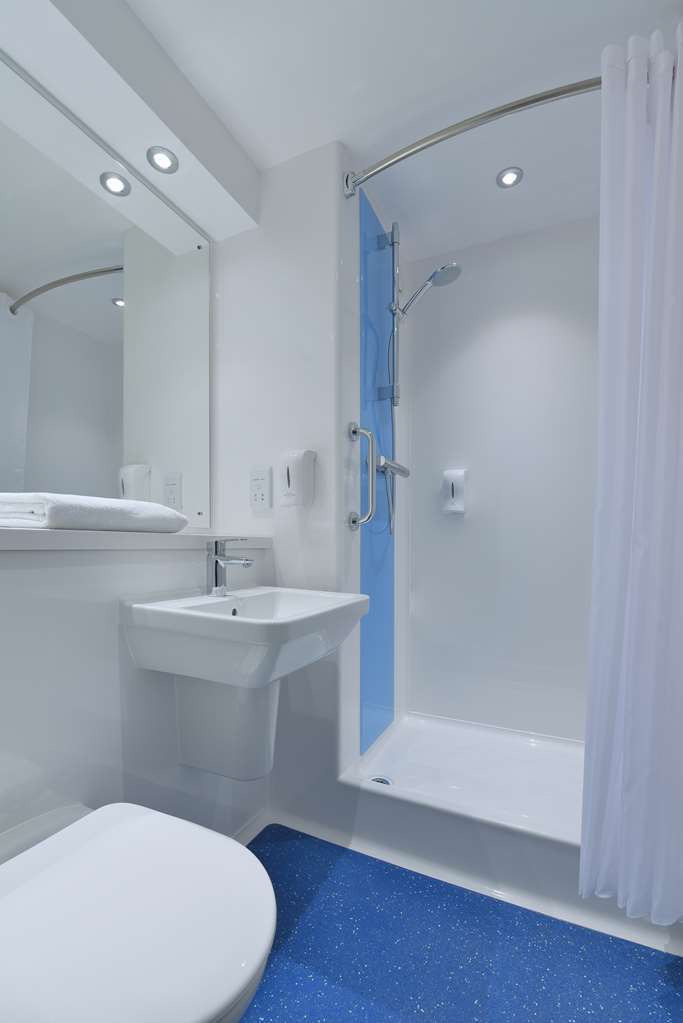 Travelodge Anchor Road 3*